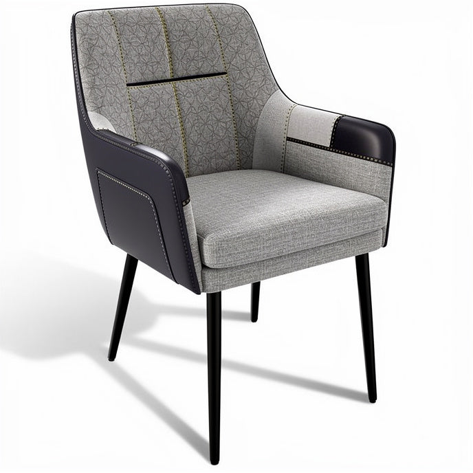 **Moderne fauteuil met gemêleerd stoffen en zwarte leren accenten**
