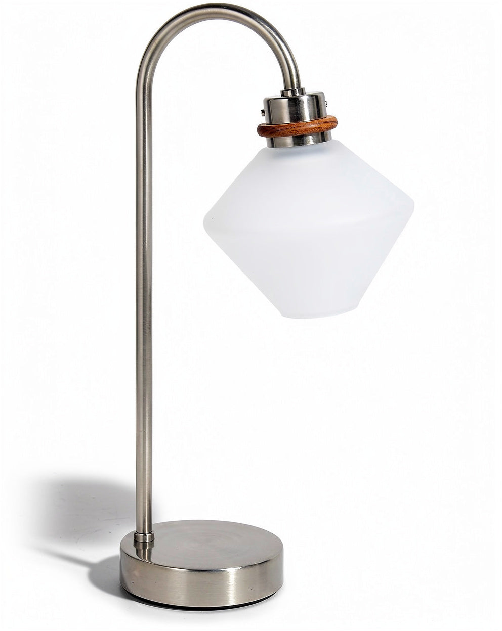 **Moderne bureau lamp met glazen schaduw en metalen basis**